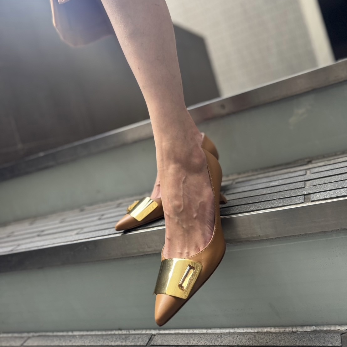 3/7なめらかな質感の上質な素材にゴールドプレートが上品なアクセントを添えてくれるキャメルカラーパンプス