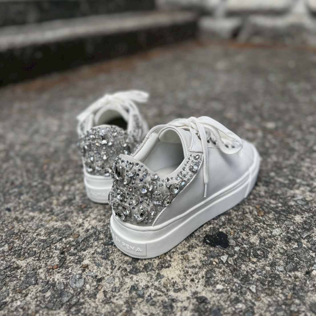 3/8後ろ姿まで美しく演出できる、上品さと華やかさを兼ね備えた大人のためのデコラティブスニーカー