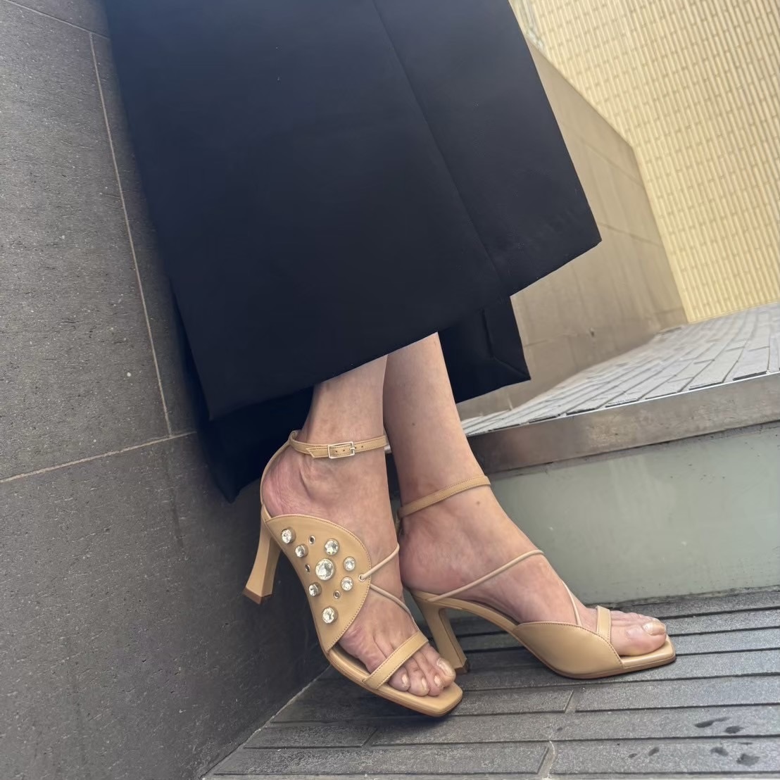 3/9煌めくサイドのビジューと洗練されたデザインで存在感溢れるベージュカラーサンダル