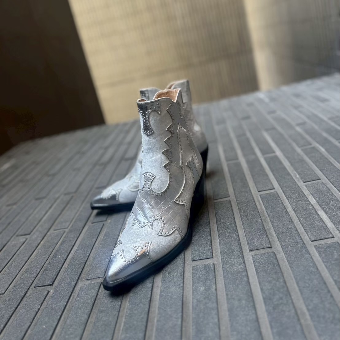 3/12繊細なスタッズ装飾と立体感あるパターンが華やかさと個性を演出できるウエスタンブーツ