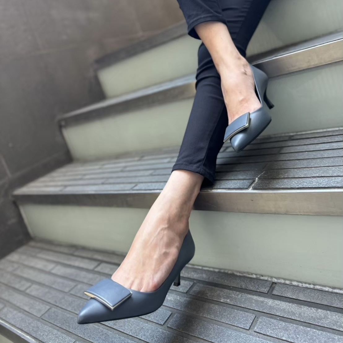 3/13ニュアンスカラーで大人の上品さを格上げできる上質レザーパンプス