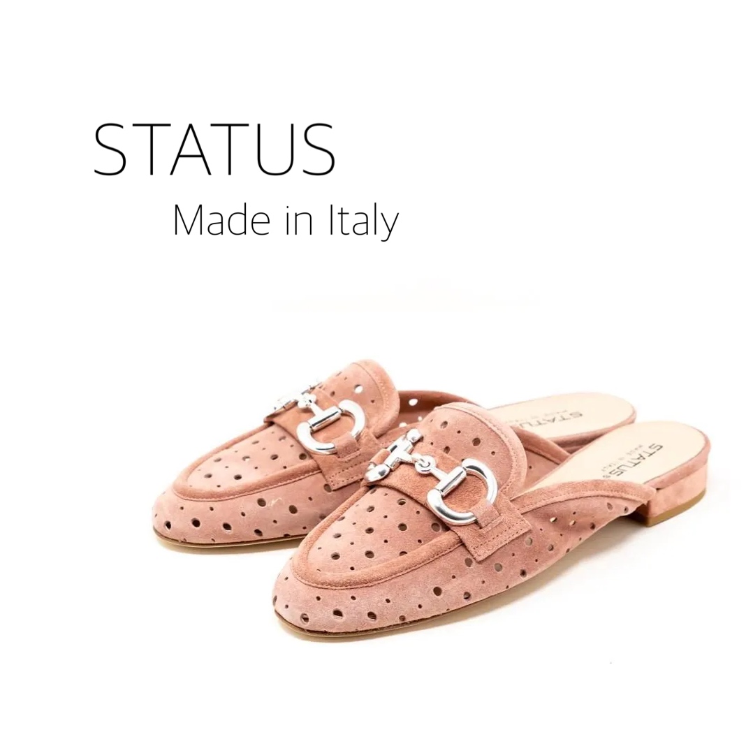 3/14メンズライクなデザインも優しいピンクカラーで女性らしく変身させたバックレスモカシン