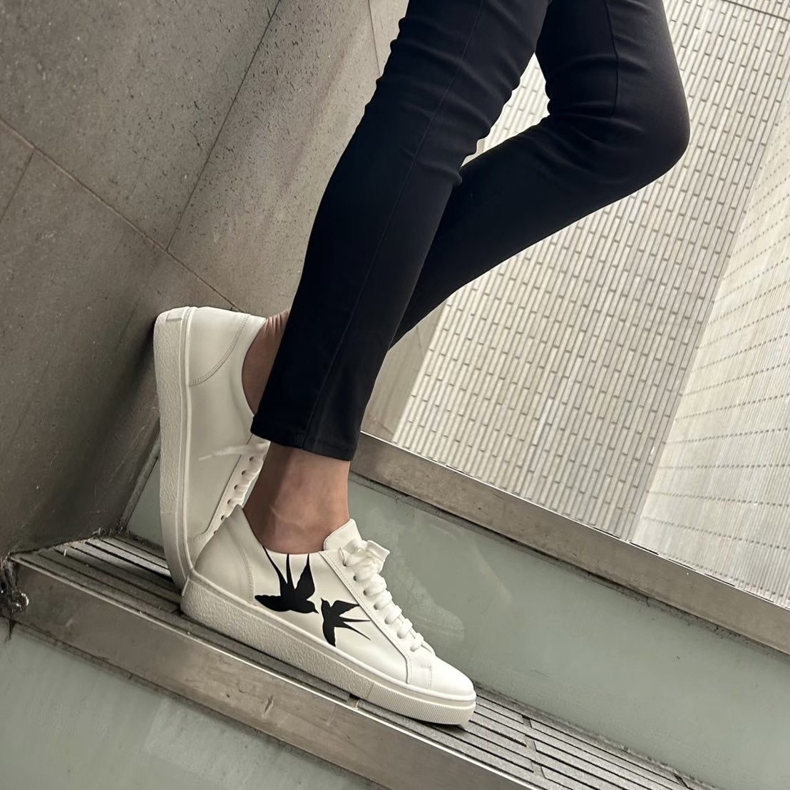 3/15鳥のイラストがホワイトレザーに映える、モード感溢れるスニーカー