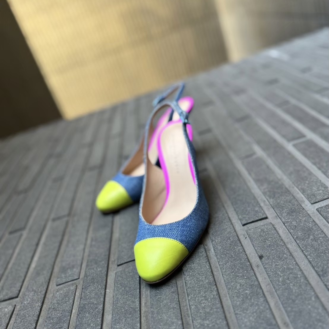 3/16デニム素材にネオンカラーが絶妙に配色された春らしいバックスリングパンプス