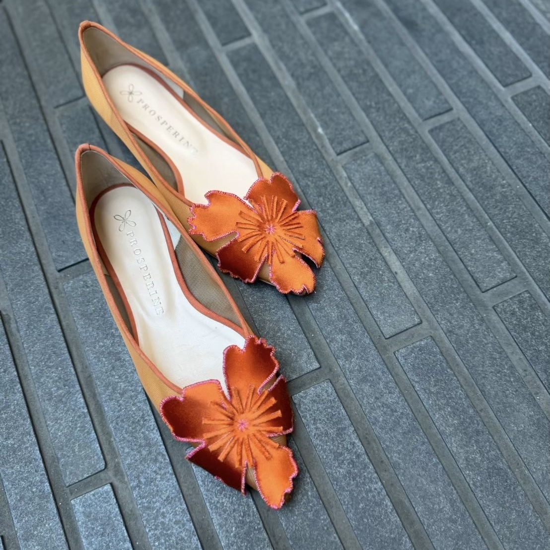3/20フラワーパーツが華やかで気分が上がるオレンジカラーのフラットシューズ