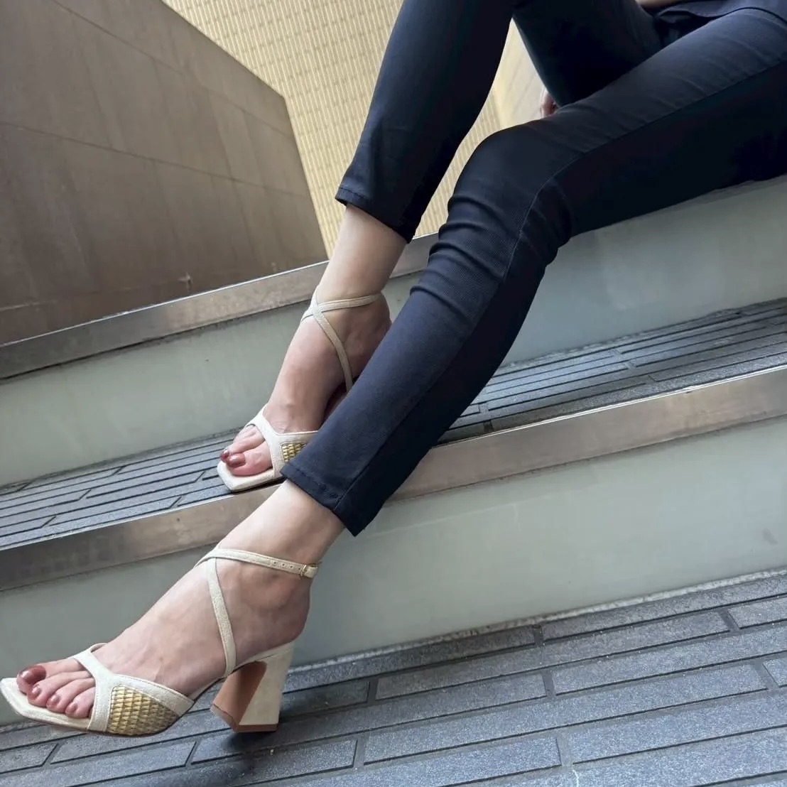 3/21ラフィアとスエードがナチュラルな雰囲気を演出してくれるベージュカラーサンダル