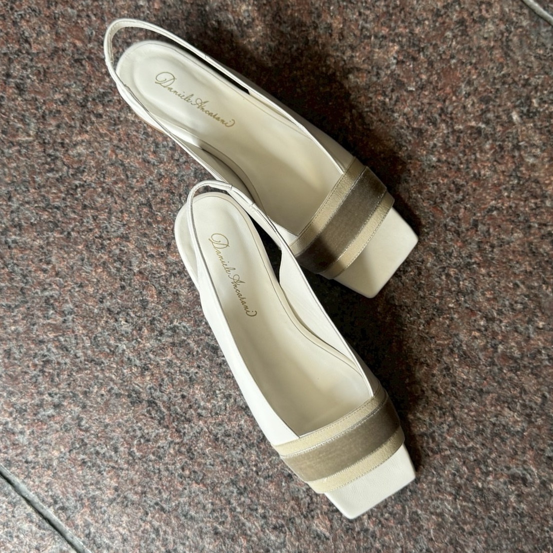 3/29ベロア使いとキリッとしたスクエアトゥがモード感溢れるバックスリングパンプス