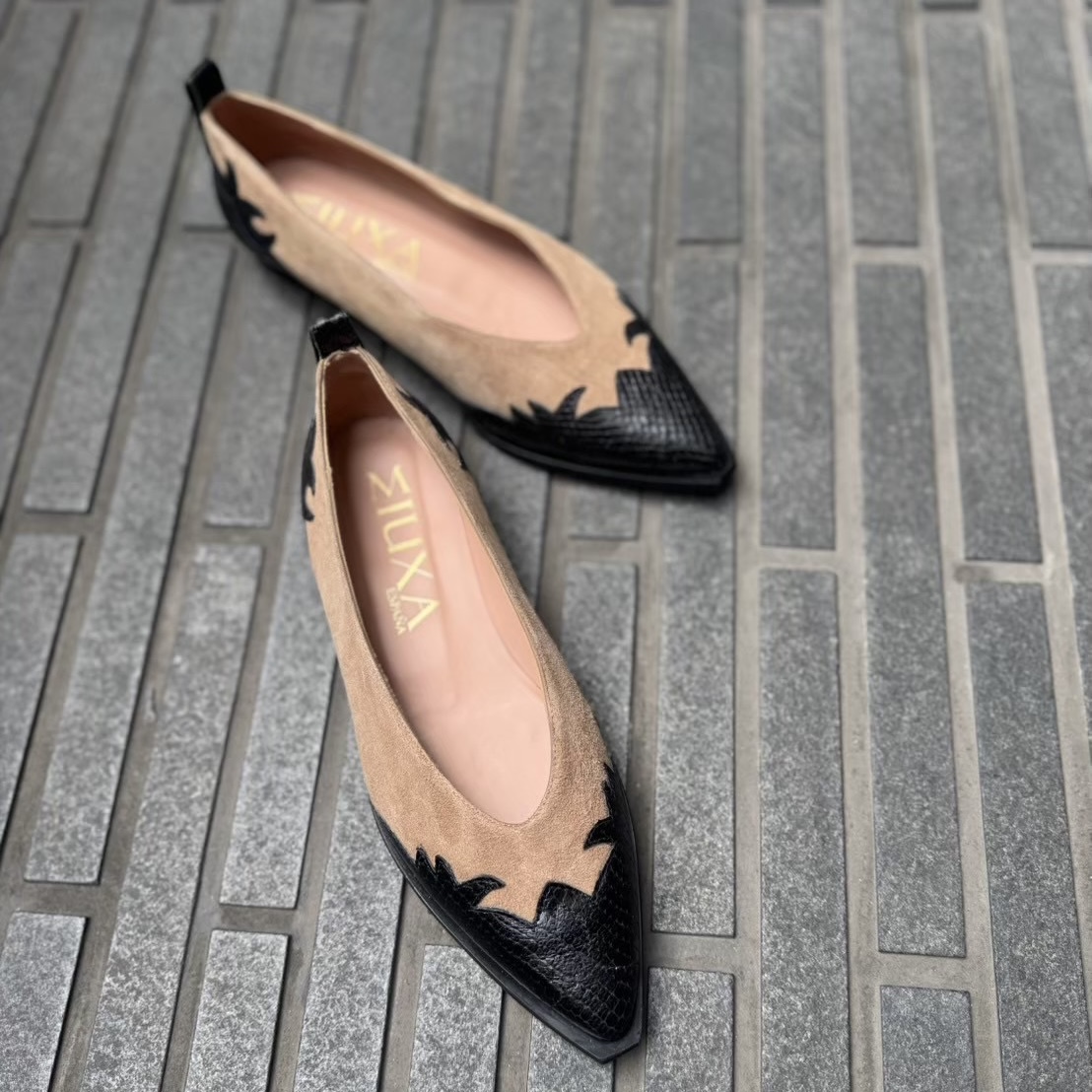 4/6ウエスタンのデザインを取り入れて個性を演出できるフラットシューズ