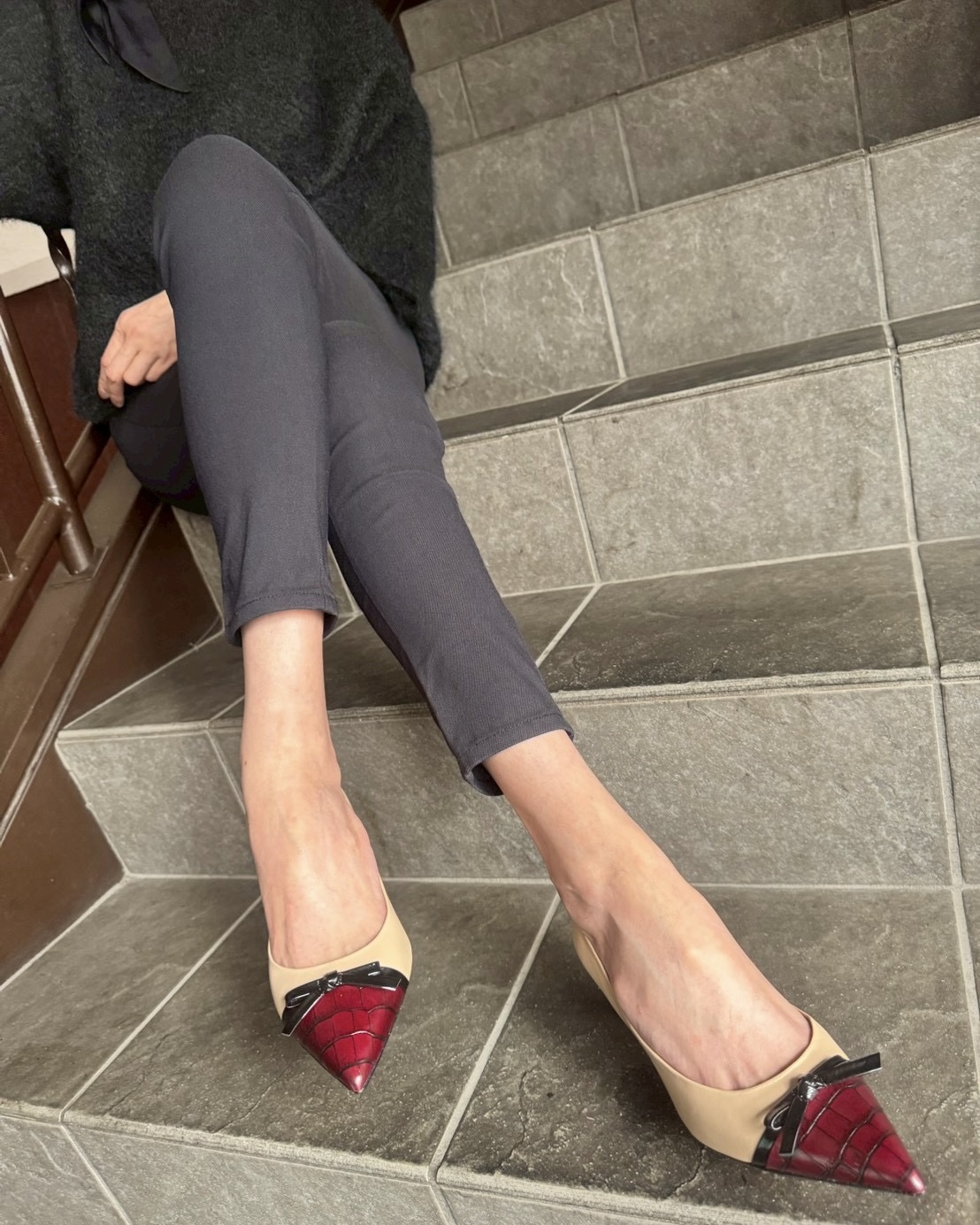 7/2ベージュとボルドーのバイカラーが上品で女性らしいデザインのパンプス